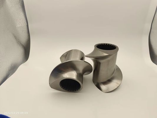 600rpm Bagian ekstruder sekrup kembar yang disesuaikan Aksesoris granulator plastik blok berujung