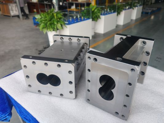 Keakuratan tinggi OEM Twin Screw Extruder 0.05mm Toleransi dan 50 Barel untuk Keuntungan